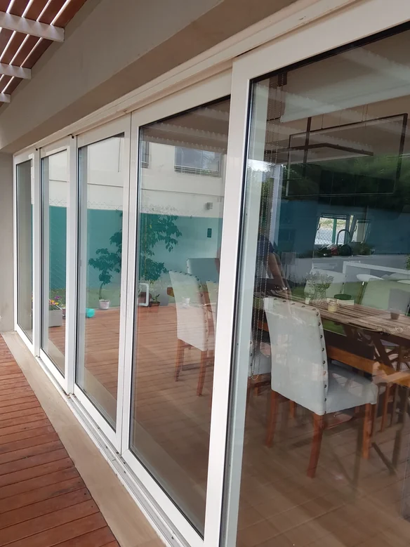 Ventanas corredizas de aluminio línea Módena instaladas en vivienda - obra de JN Aluminio en Neuquén