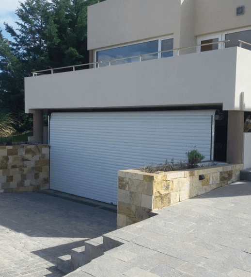 Sistema lama 77 para portón residencial enrollable - JN Aluminio Neuquén