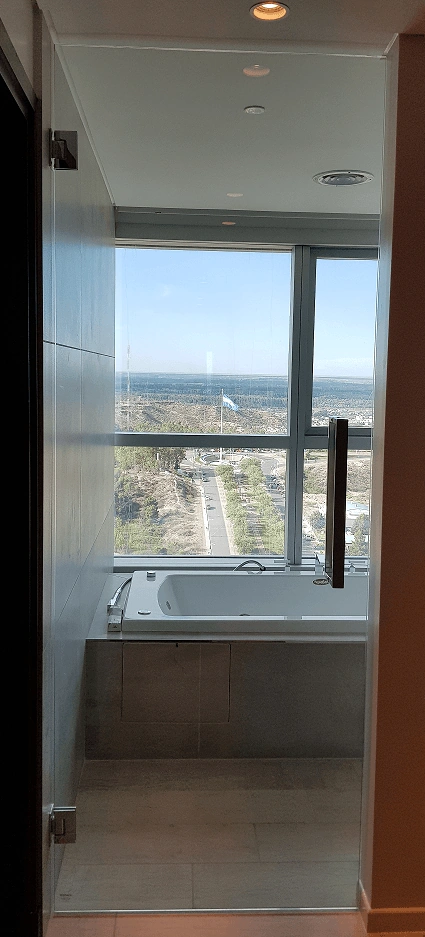 Puerta de vidrio templado con herrajes de acero inox - JN Aluminio Neuquén