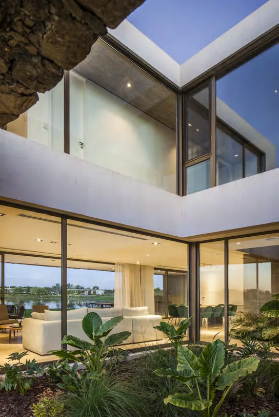 Aberturas de aluminio línea A40 de Aluar en vivienda moderna al atardecer - J&N Aluminio Neuquén