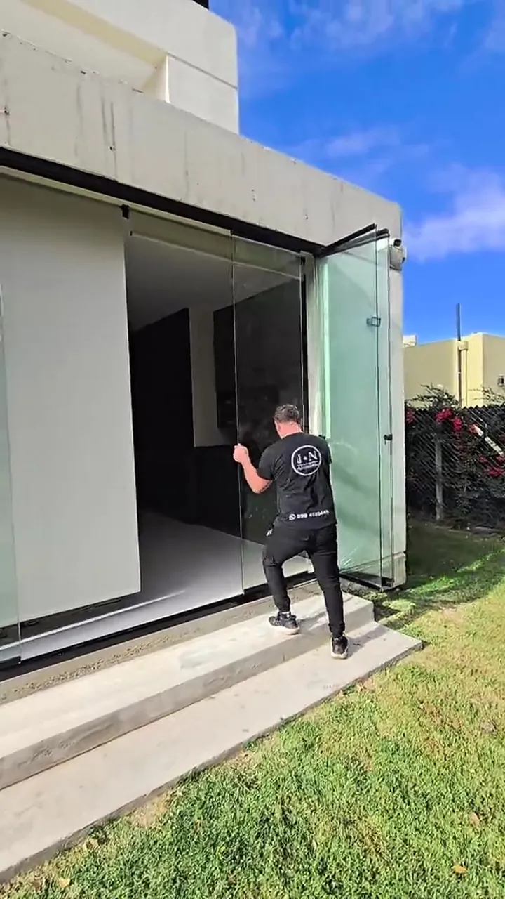 Video de cortina de cristal abriendo una esquina completa en vivienda de hormigón - JN Aluminio Neuquén