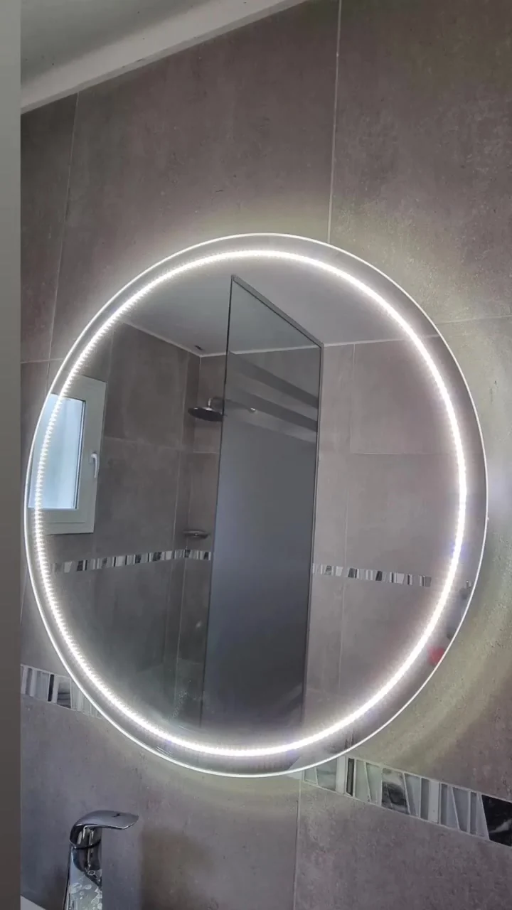 Espejo LED redondo con anillo de luz en baño de porcelanato - JN Aluminio Neuquén
