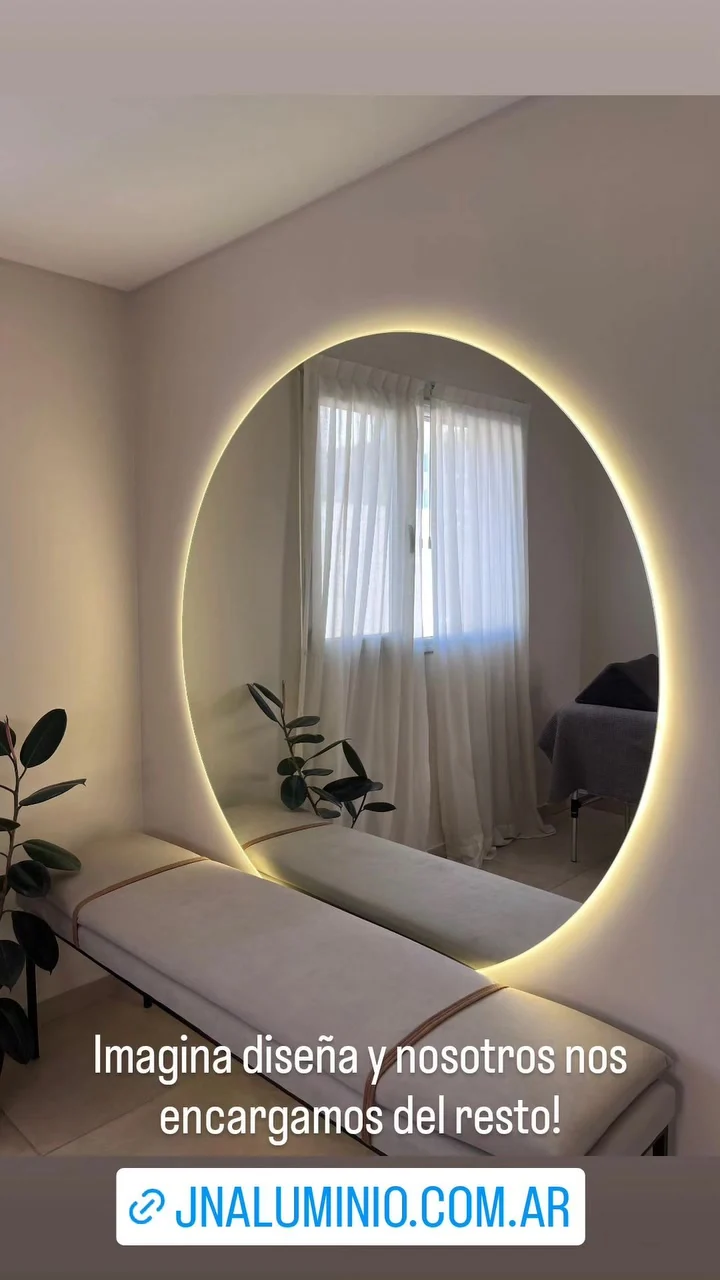 Espejo LED ovalado con luz cálida perimetral en dormitorio - JN Aluminio Neuquén