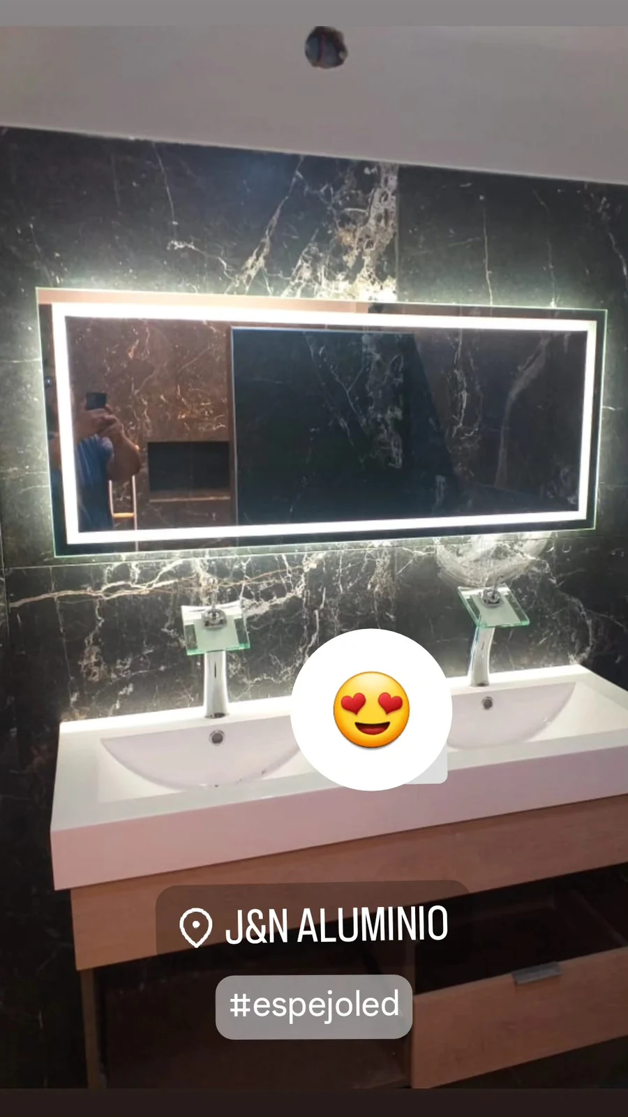 Espejo LED rectangular retroiluminado sobre mesada de mármol - JN Aluminio Neuquén