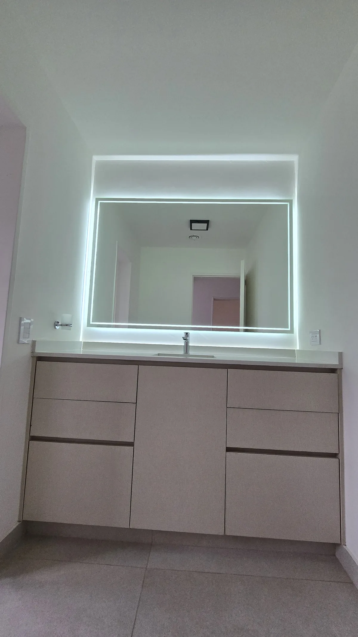 Espejo LED rectangular retroiluminado sobre vanitory con bacha bajo mesada - JN Aluminio Neuquén