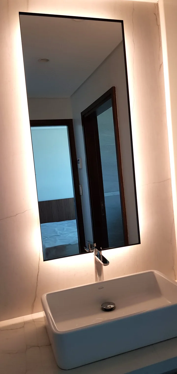 Espejo LED rectangular retroiluminado sobre bacha de apoyo, instalado en el Hilton Garden Inn de Neuquén - J&N Aluminio