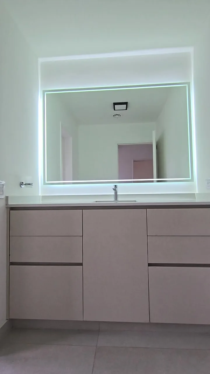 Video de espejo LED rectangular con retroiluminado perimetral encendido sobre vanitory - JN Aluminio Neuquén