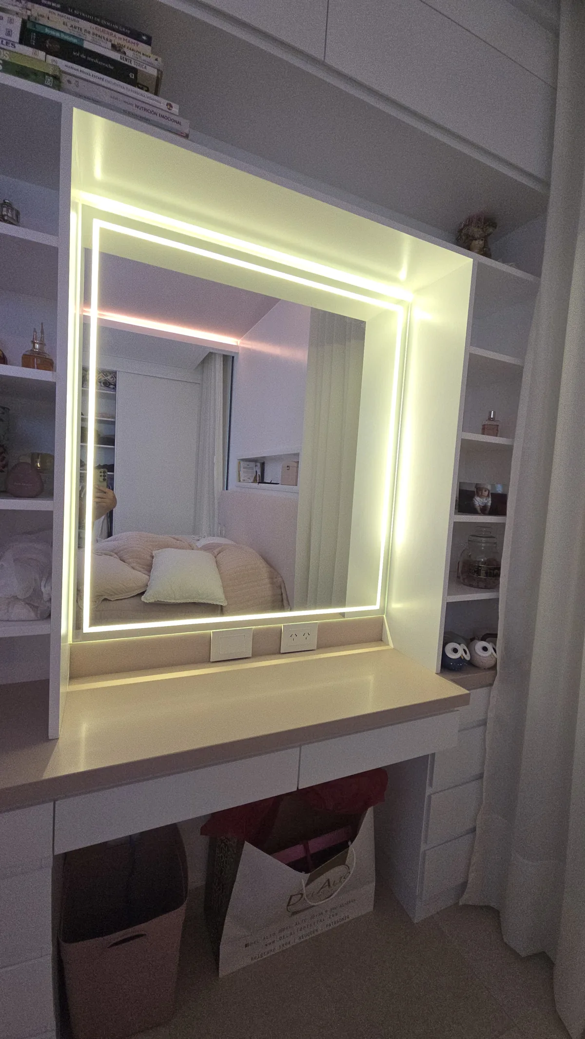 Espejo LED con luz cálida sobre tocador de dormitorio - JN Aluminio Neuquén