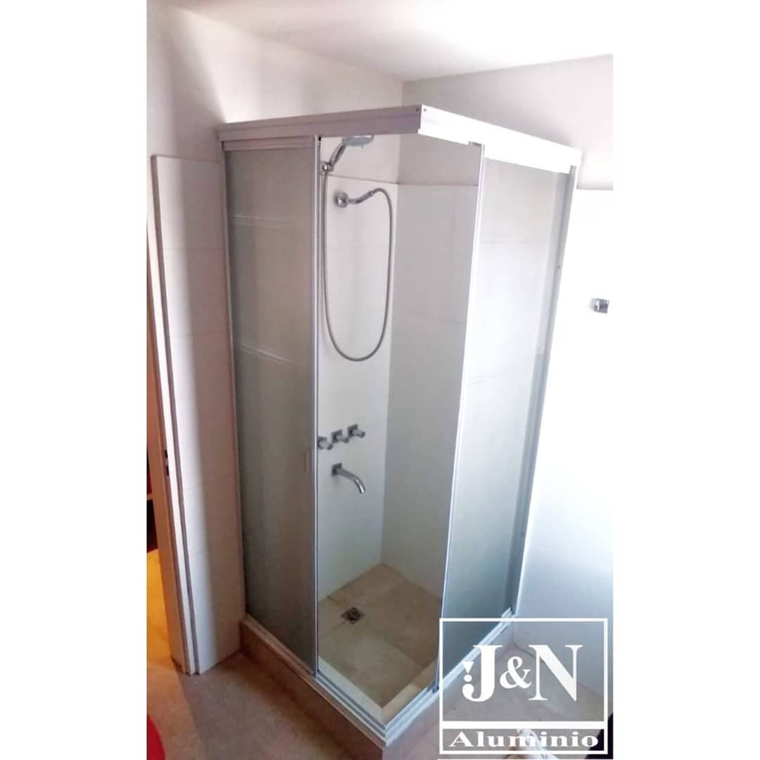 Mampara corrediza esquinera con vidrio esmerilado - JN Aluminio Neuquén