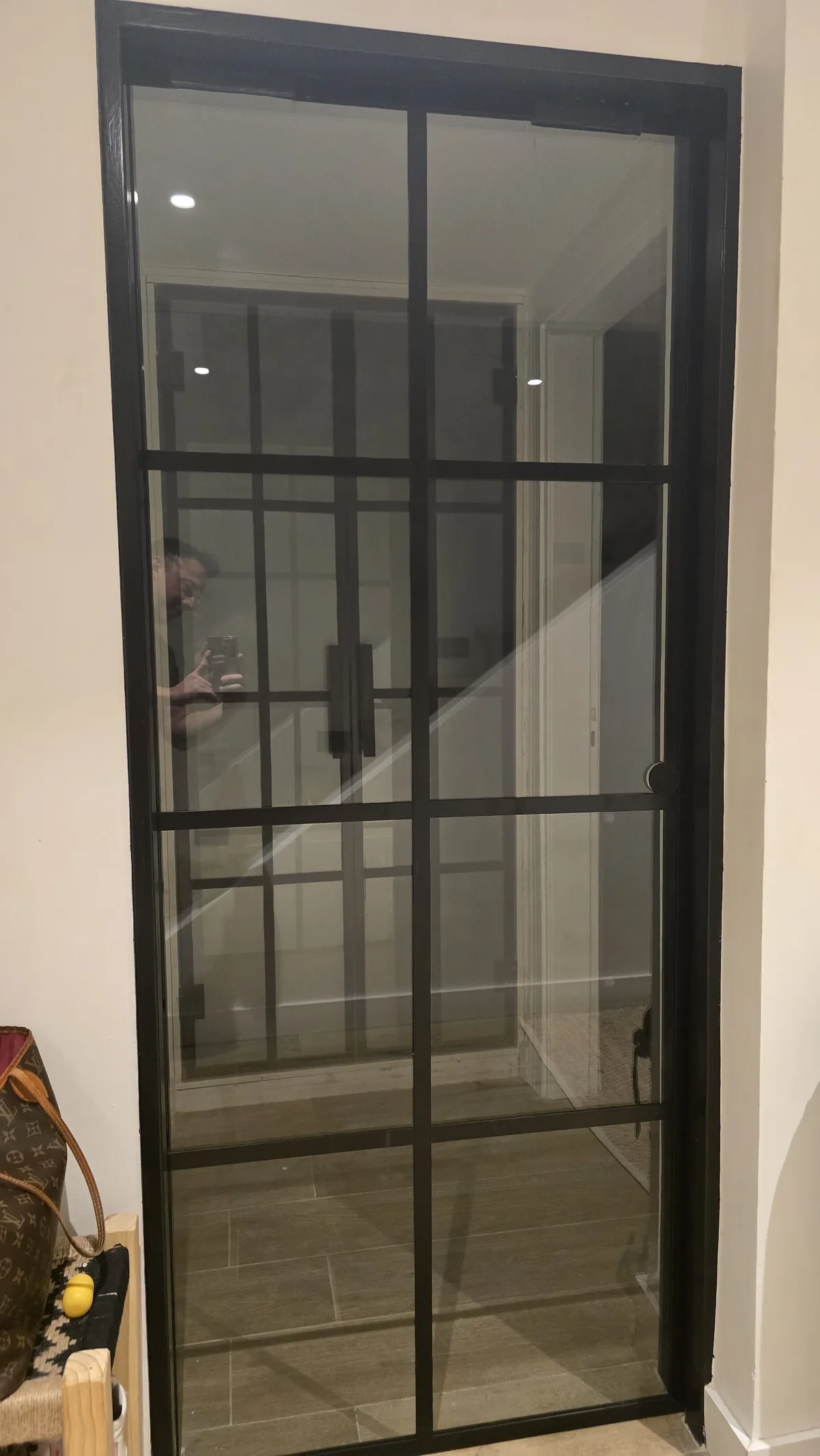 Puerta de vidrio templado con perfilería negra tipo industrial - obra de JN Aluminio en Neuquén