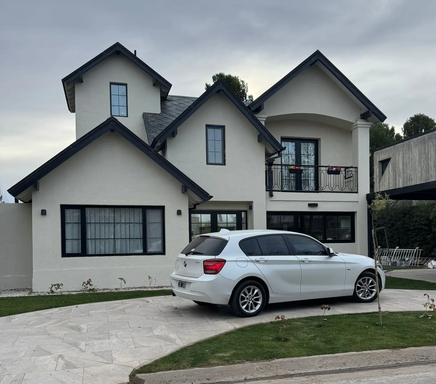 Vivienda en el barrio privado Rincón Club de Campo con aberturas línea Premium A40 en negro - obra de JN Aluminio en Neuquén