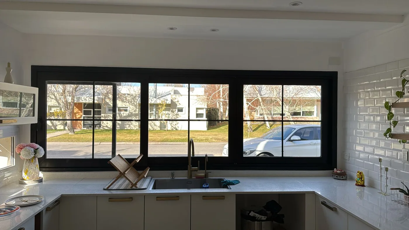Ventanas corredizas de aluminio blanco instaladas en vivienda - JN Aluminio Neuquén