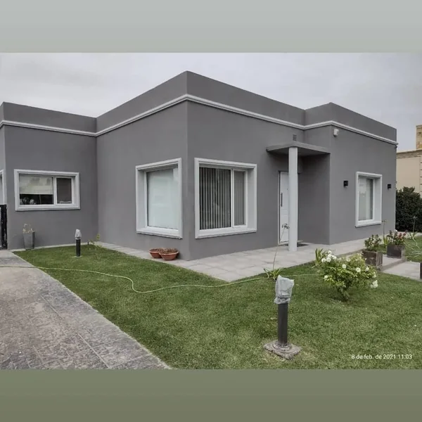 Aberturas con perfilería Aluar y doble vidriado hermético en casa del Barrio Costa Río, Neuquén Capital - JN Aluminio