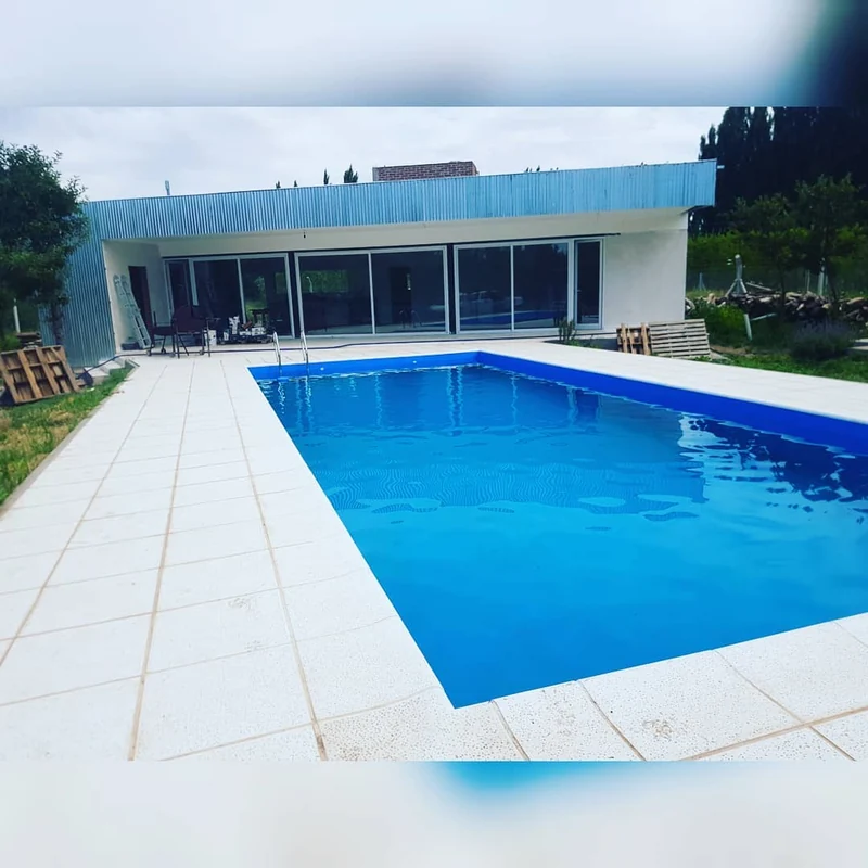 Cerramiento corredizo de aluminio y vidrio en vivienda con pileta - obra de JN Aluminio en Neuquén