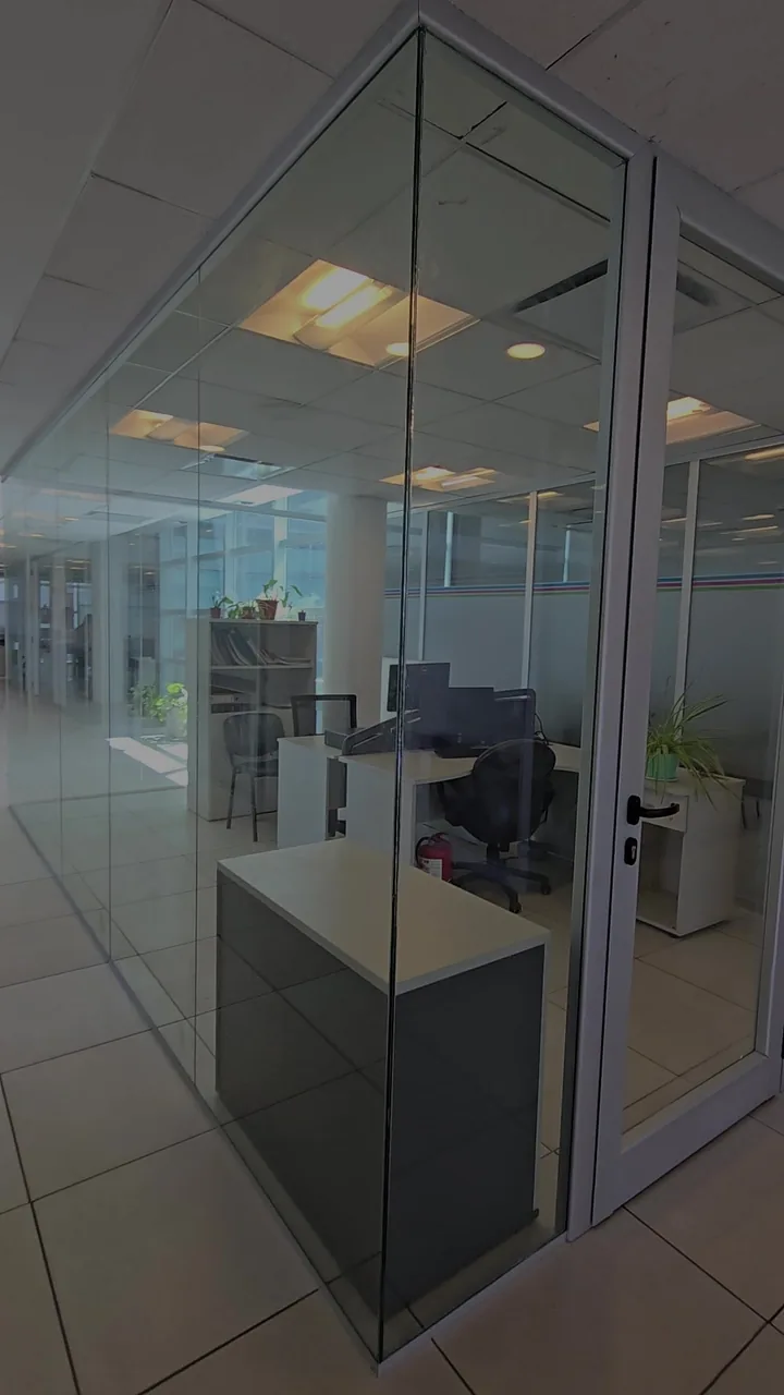Recorrido por una planta de oficinas dividida con paños de vidrio de piso a techo - obra de JN Aluminio en Neuquén