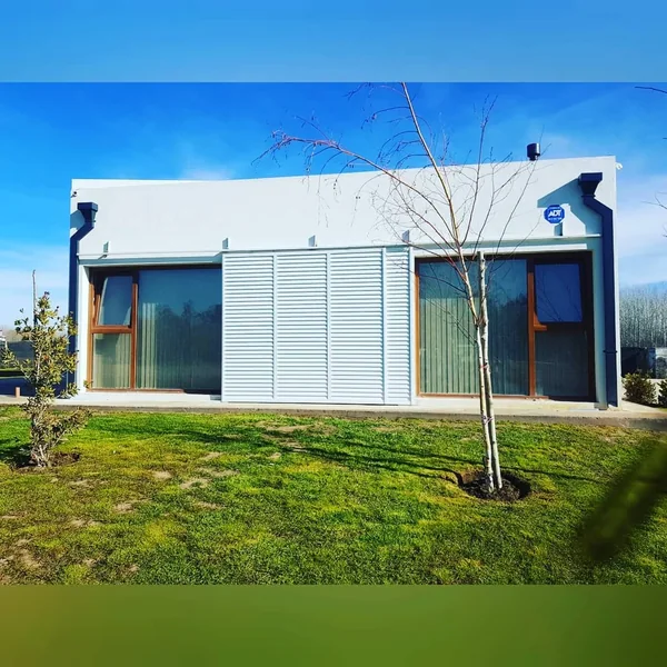 Postigones corredizos de aluminio en fachada de vivienda - obra de JN Aluminio en Neuquén