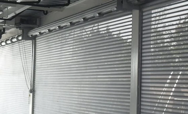 Cortina enrollable microperforada para local comercial - JN Aluminio Neuquén
