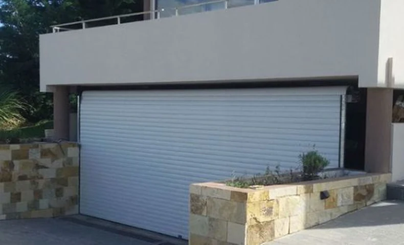 Portón enrollable de aluminio inyectado lama 77 para garage - JN Aluminio Neuquén
