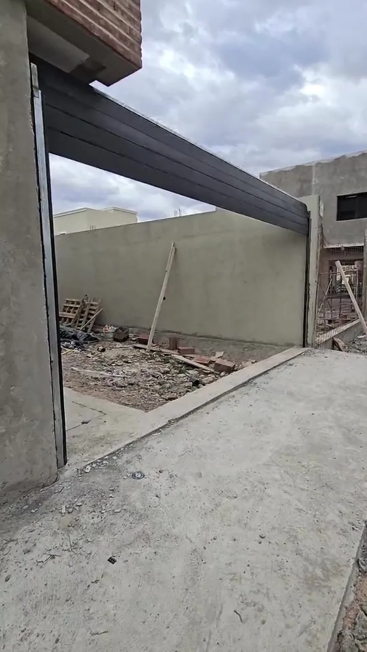 Video de un portón enrollable bajando el día de su instalación en una obra de Neuquén - JN Aluminio
