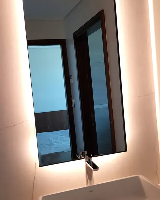 Espejo LED rectangular retroiluminado sobre bacha de apoyo, instalado en el Hilton Garden Inn de Neuquén - J&N Aluminio