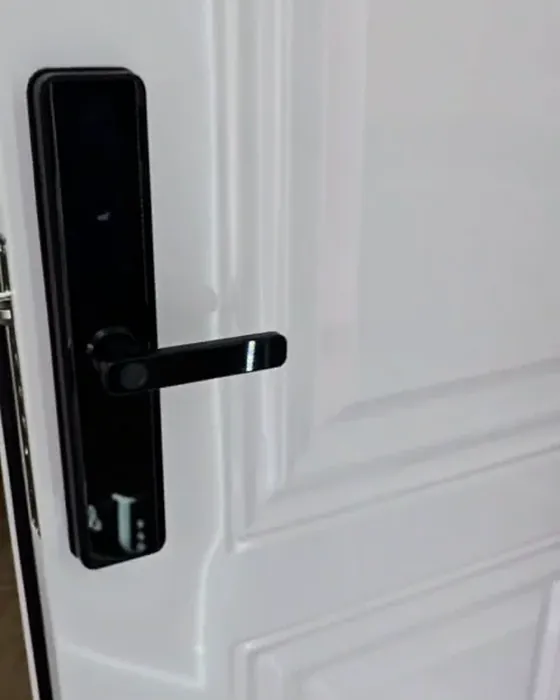 Puerta de seguridad con cerradura Smart de pantalla táctil sobre puerta blanca - J&N Aluminio Neuquén